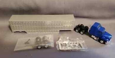 Herpa 6349 HO Blue & Gray Mack W/Sleeper & Cattle Trailer Kit