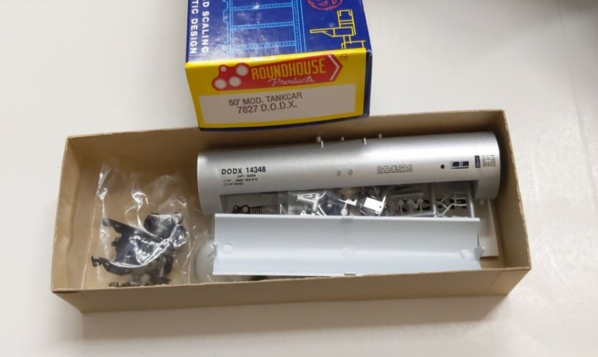 Roundhouse 7827 HO Scale D.O.D.X 50' MOD Tanker Car Kit