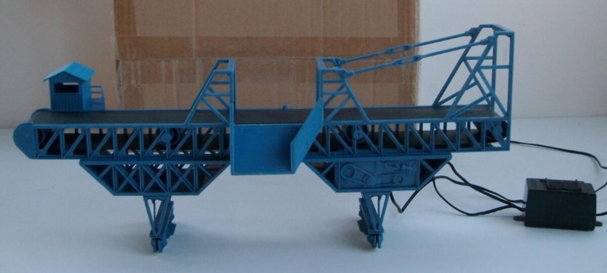 Cox 6232309 HO Dockside Conveyor Electrically Operated