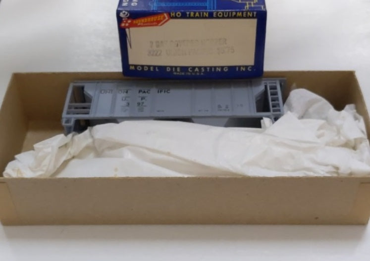 Roundhouse 3222 HO Union Pacific 2 Bay Covered Hopper Car Kit