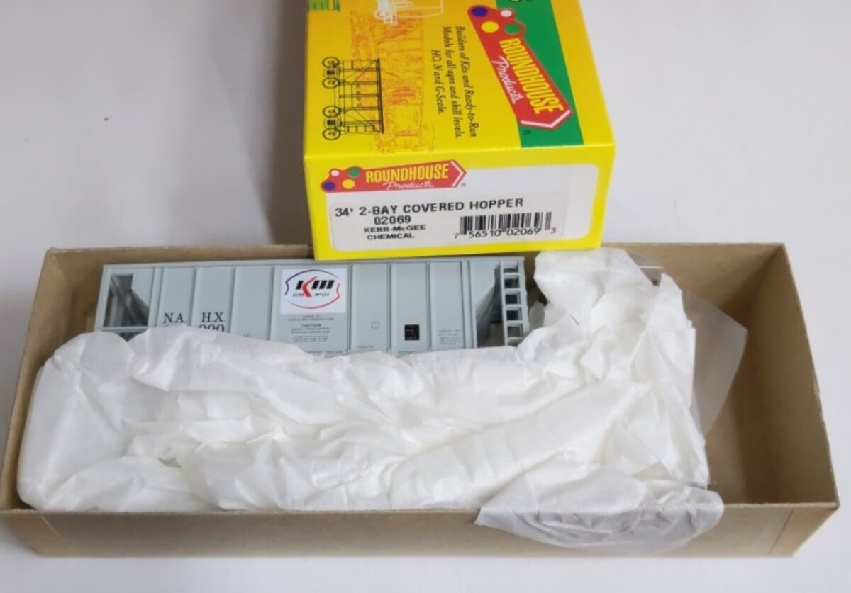 Roundhouse 02069 HO Kerr-McGee Chemical 34' 2-Bay Covered Hopper Car Kit