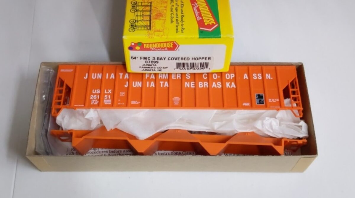 Roundhouse 07899 HO Juniata Nebraska Famers CO-OP 54' FMC 3-Bay Hopper Car Kit