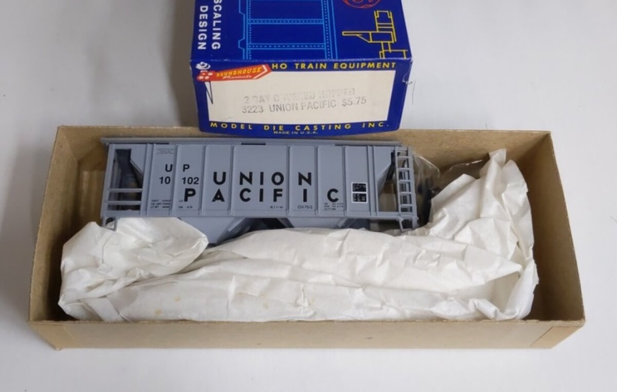 Roundhouse 3223 HO Union Pacific 2-Bay Covered Hopper Car Kit