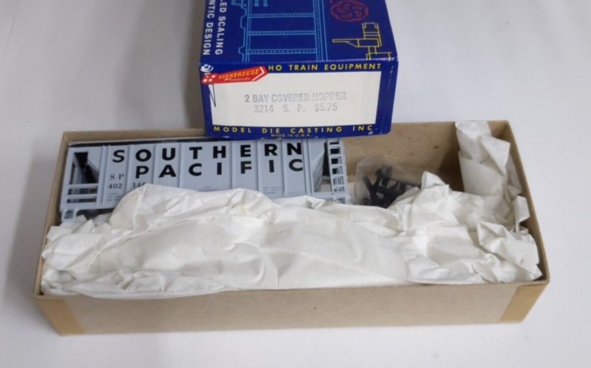 Roundhouse 3214 HO Southern Pacific 2 Bay Covered Hopper Car Kit