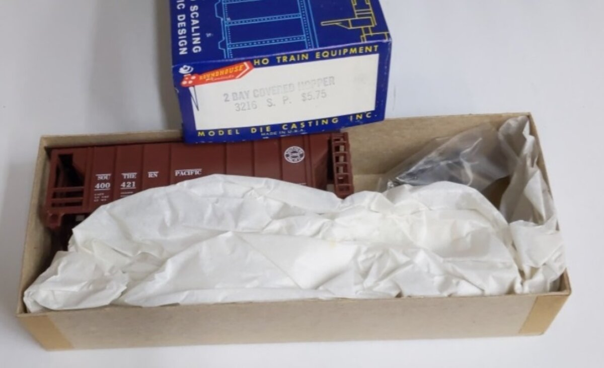 Roundhouse 3216 HO Southern Pacific 2 Bay Covered Hopper Car Kit