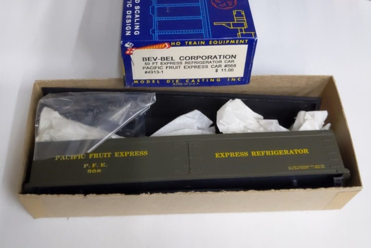 Roundhouse 4913 HO Pacific Fruit Express 50 ft Refridgerator Car Kit