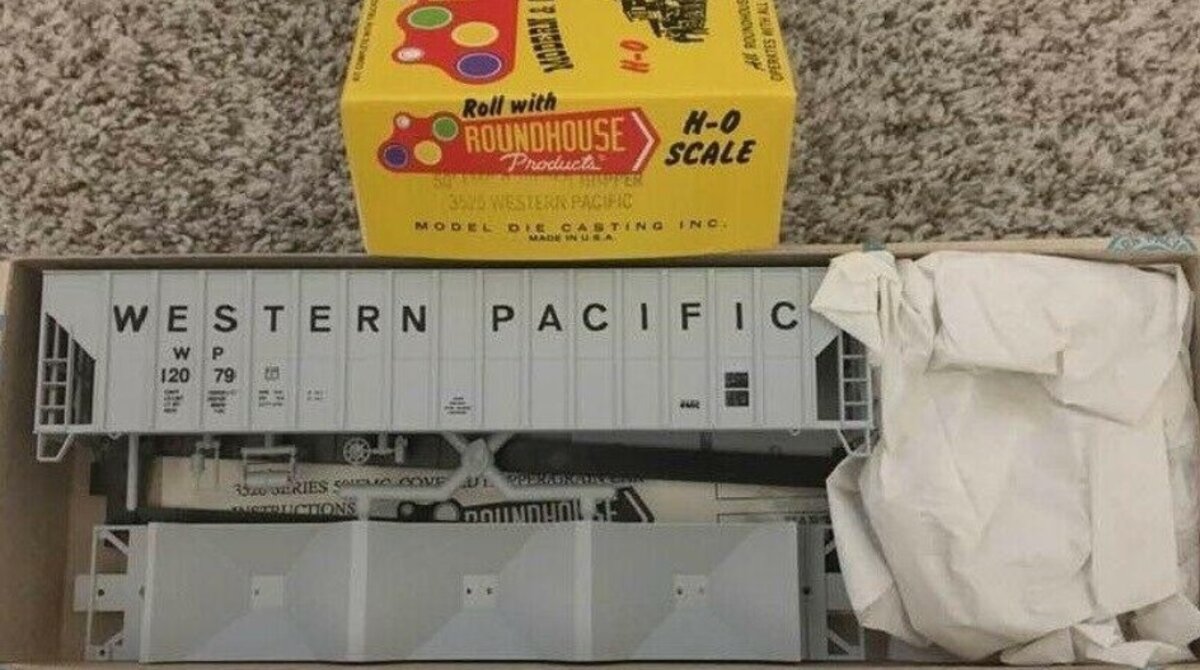Roundhouse 807-02 HO Western Pacific 50' Covered Hopper Car # 12079 Kit