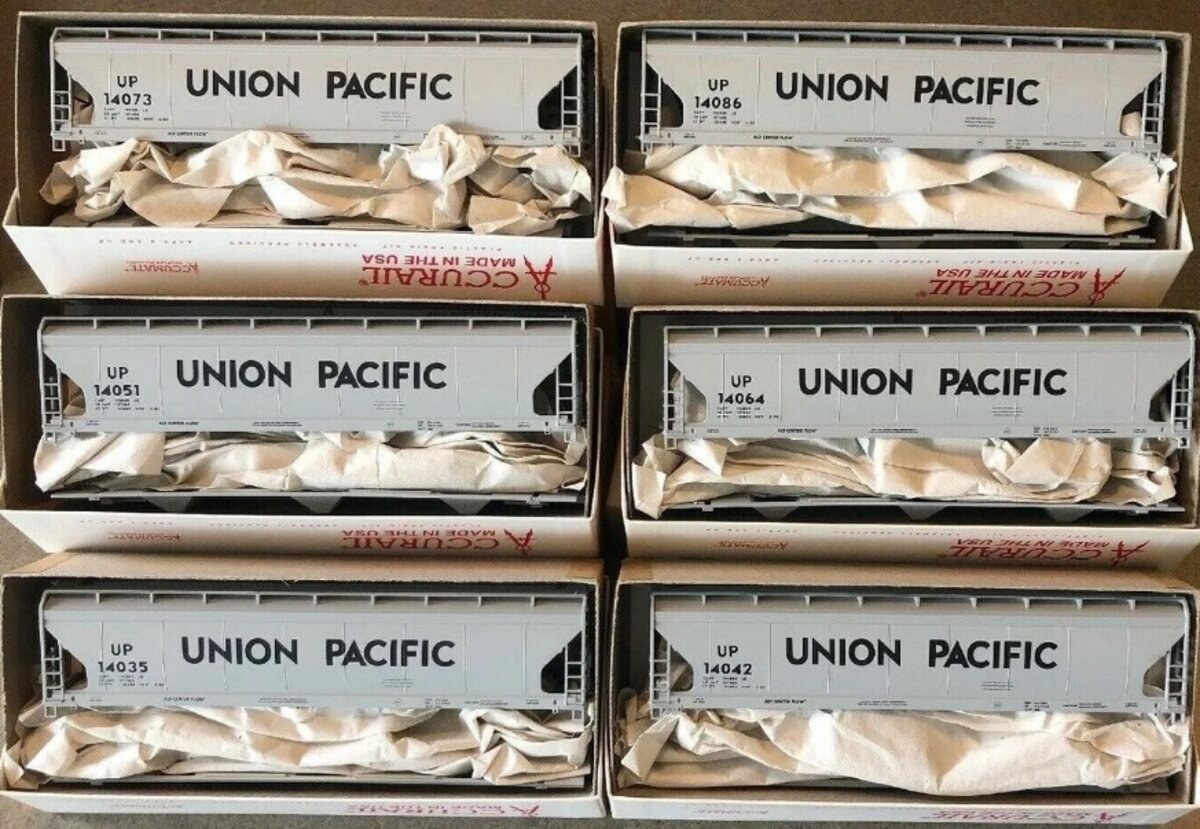 Accurail 32005 HO Union Pacific ACF 3-Bay Covered Hopper Kit (Set of 6)