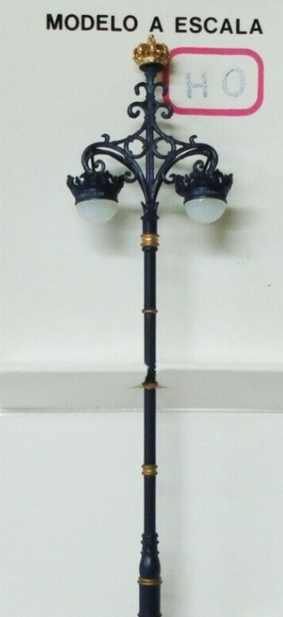 Aneste 7521 HO Real Double Ballon Street Light W/White Light