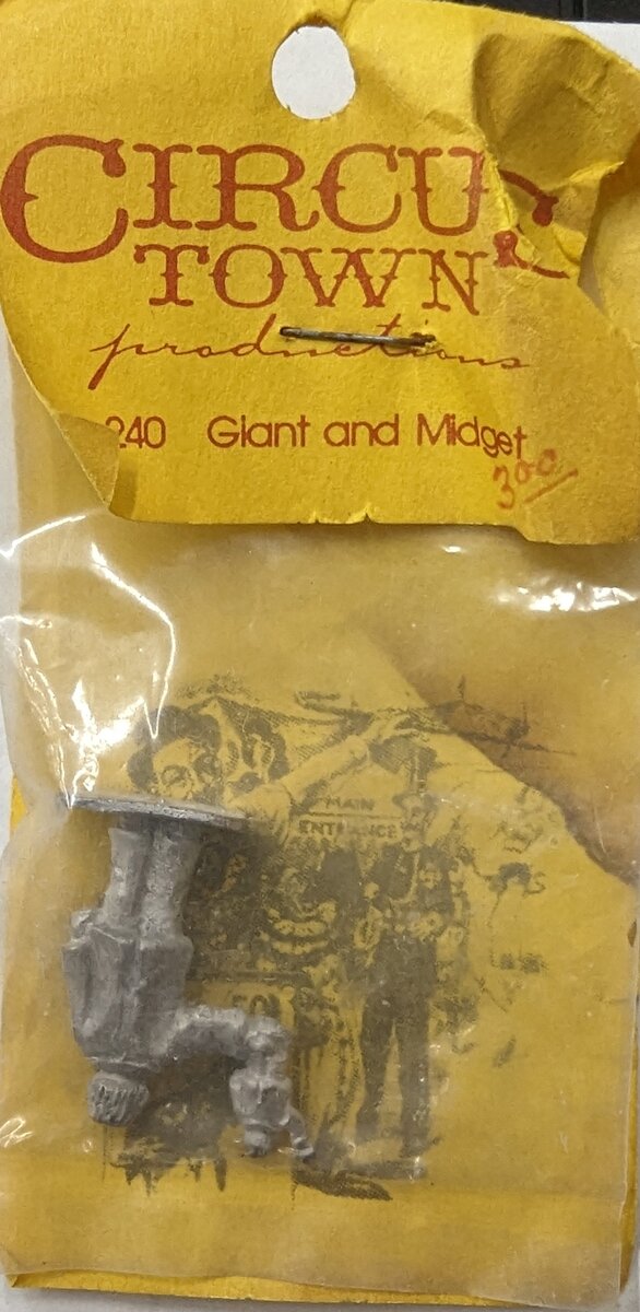 IHC 240 HO Circus Town Giant and Midget