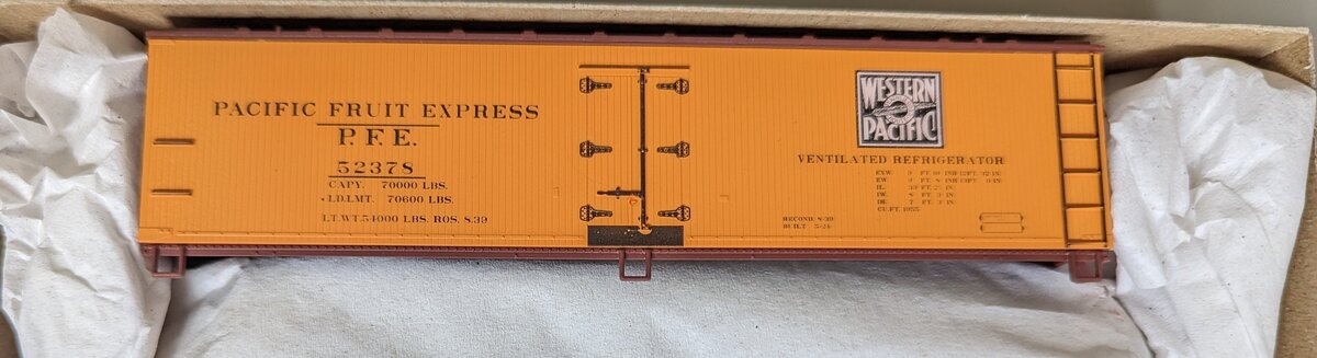 Accurail 52378 HO WP Pacific Fruit Express 40'''' Wood Refrigerator Car