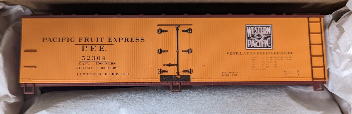 Accurail 52304 HO WP Pacific Fruit Express 40' Wood Refrigerator Car