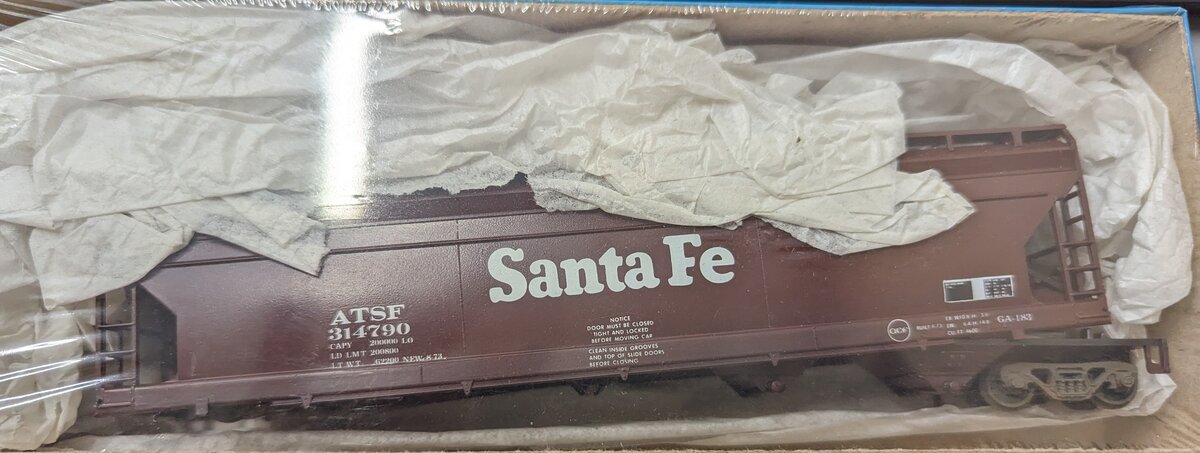 Athearn 314790 HO Santa Fe ACF Covered Hopper