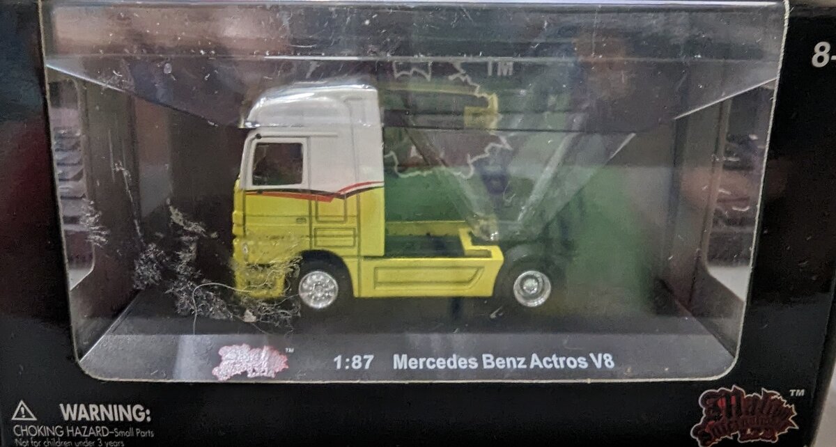 Malibu International 06400 1:87 Mercedes Benz Actros V8 Semi-Truck Cab