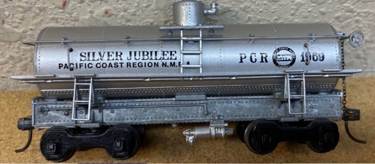 Roundhouse HO Pacific Coast Region 26' Tank Car # 1969 Kit