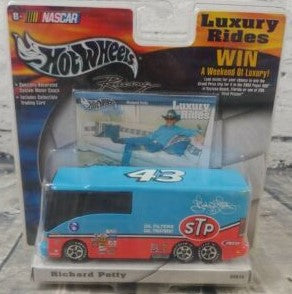 Hot Wheels B0545 1:87 Richard Petty STP Racing Motorcoach