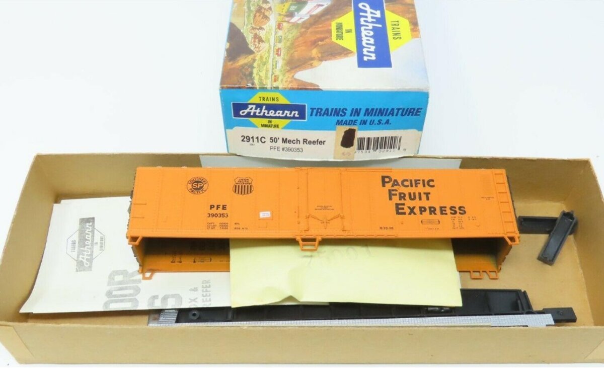 Athearn 2911C HO Pacific Fruit Express 50' Mechanical Reefer # 390353 Kit