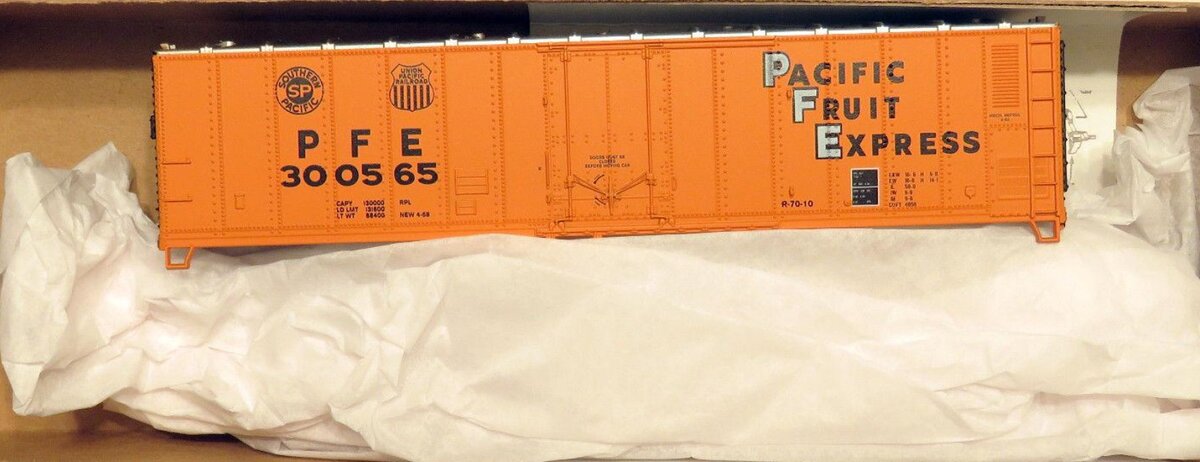 Athearn 2911E HO Pacific Fruit Express 50' Mechanical Reefer # 300565 Kit