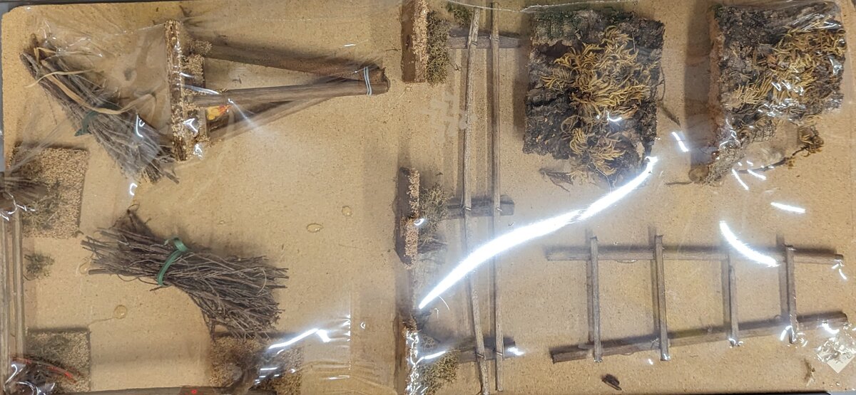 Acme 1 G Scale Fences, Campfires, and Haystack Accessories