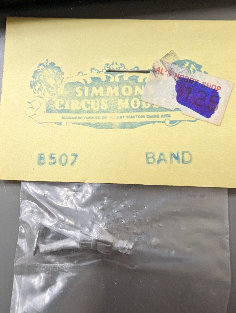 Simmons 8507 HO Circus Band Member Silver Figure