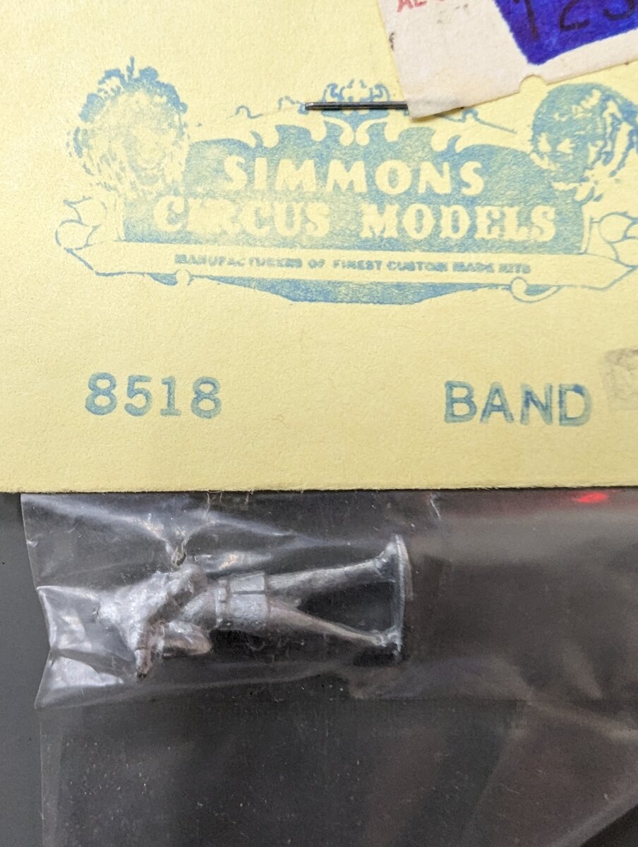 Simmons 8518 HO Circus Band Member Silver Figure
