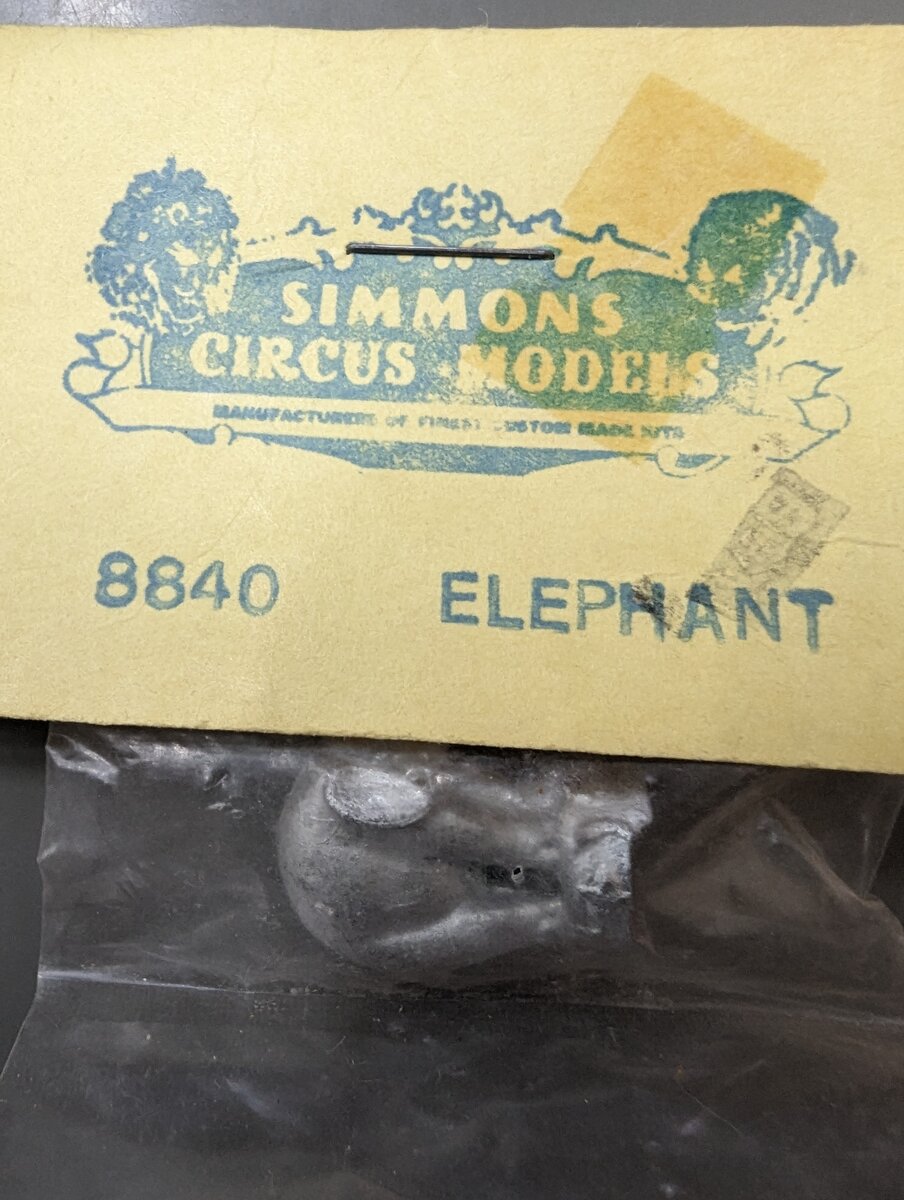 Simmons 8840 HO Circus Elephant on Stand Silver Figure