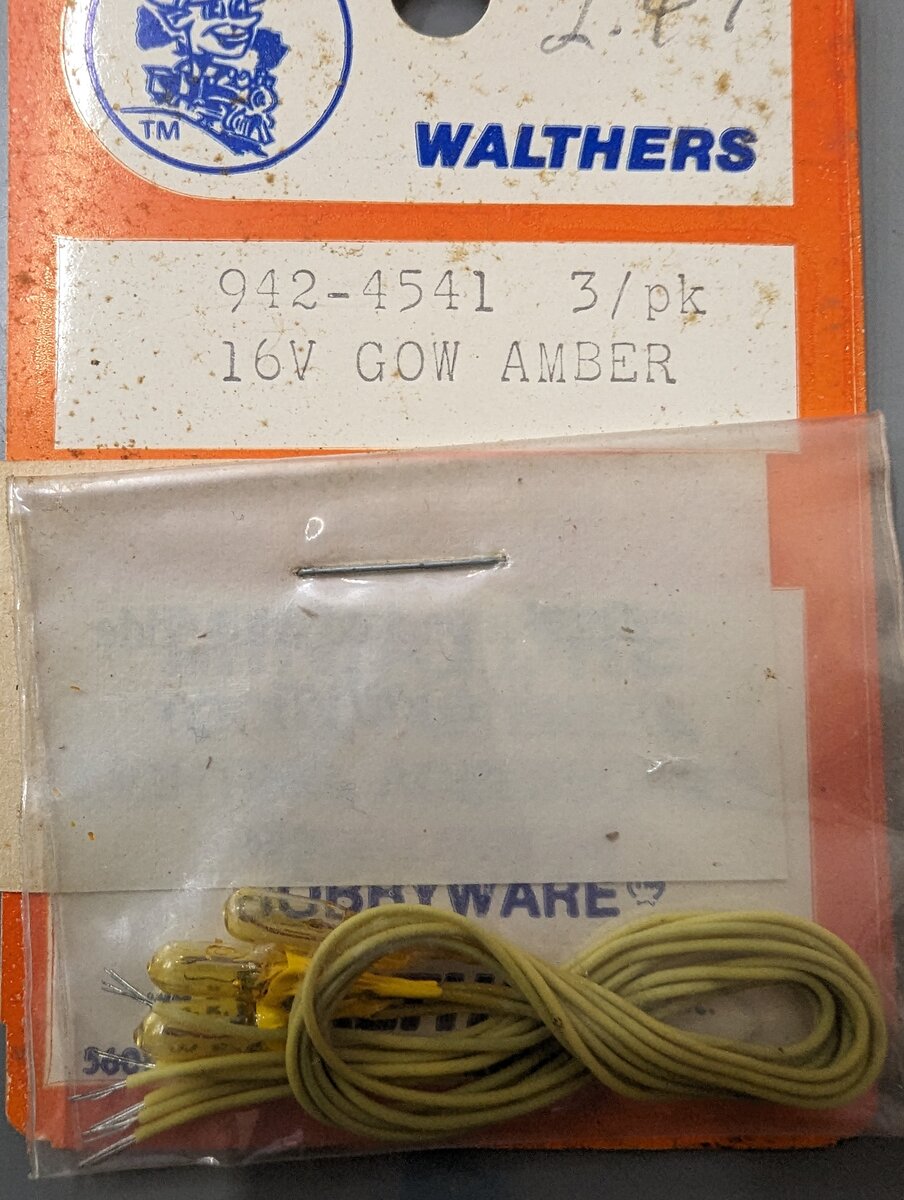 Walthers 942-4541 HO Gauge 16V GOW Amber Wiring w/Bulbs (3 Pack)