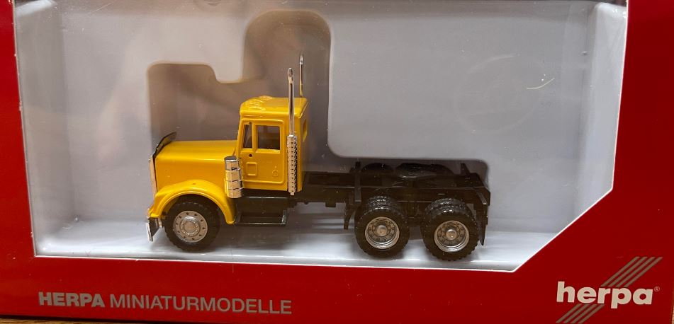Herpa 15276 HO Kenworth W-900 3-Axle Conventional Short Chassis Tractor