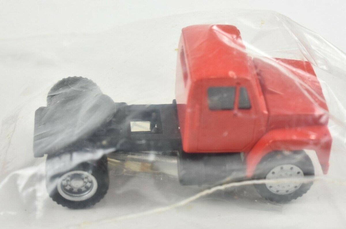 Promotex 15297 Herpa Tan Herpa Red International 2-Axle Day Cab Truck Kit