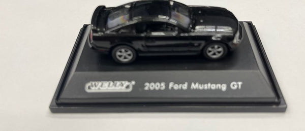 Welly Diecast 9579 1:87 Black 2005 Ford Mustang GT – Trainz