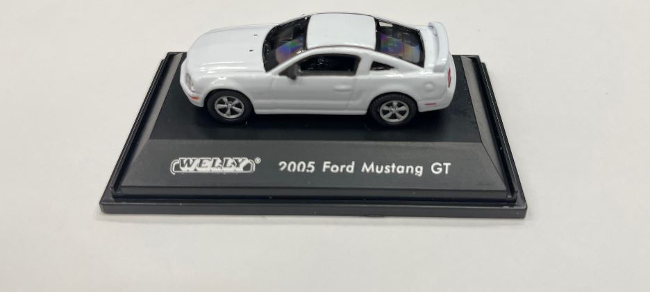 Welly Diecast 9597 1:87 White 2005 Ford Mustang GT