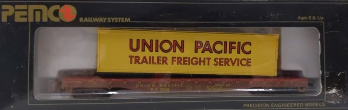 Pemco 3454-011 HO Union Pacific 50' Flat Car With UP Container Load