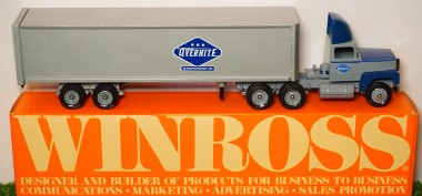 Winross 629 1:64 Overnite Cargo Ford CL9000 Tandem Axle Semi Truck