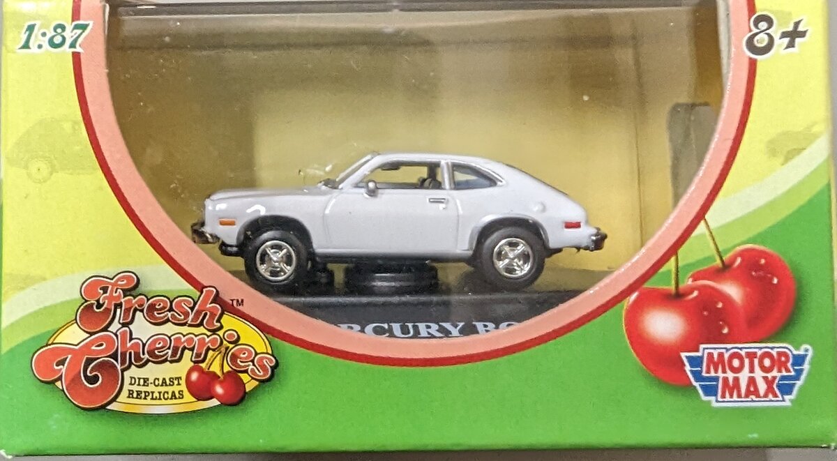 Motormax 8006 1:87 Fresh Cherries 1975 White Mercury Bobcat
