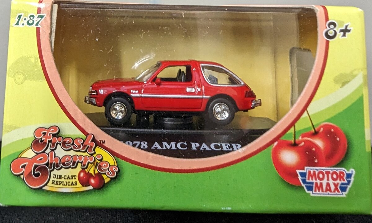 Motormax 8003 1:87 Red 1978 AMC Pacer