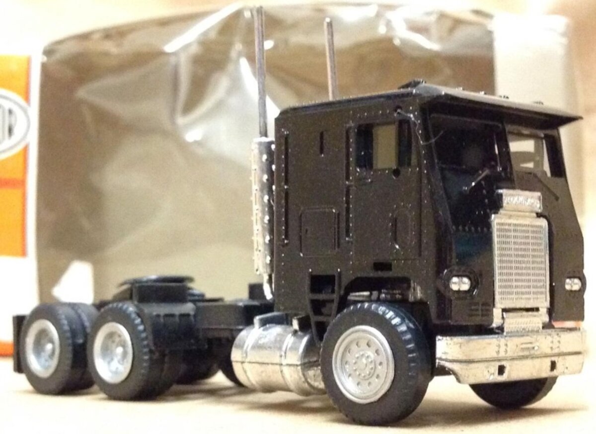 Con-Cor 0004-132000 HO Black Medium Freightliner Tractor