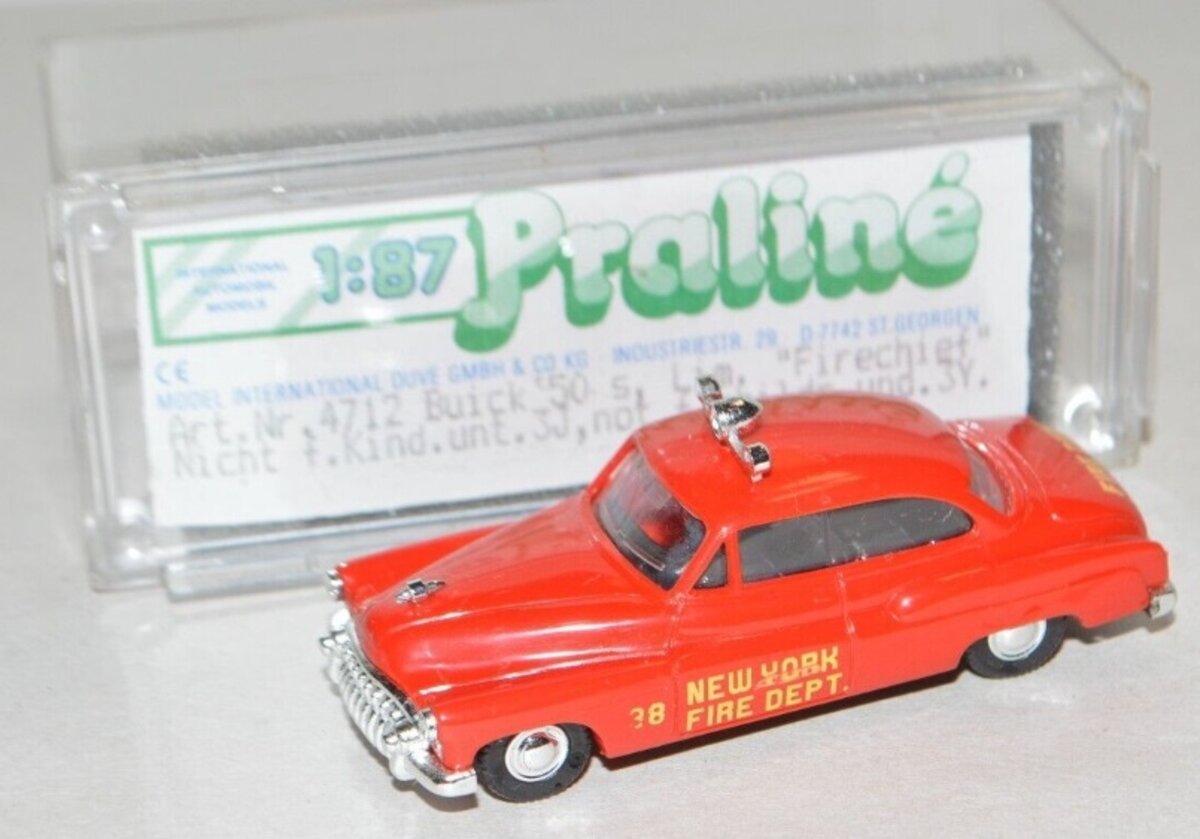 Praline 4712 HO Red Buick 1950's New York Fire Department # 38