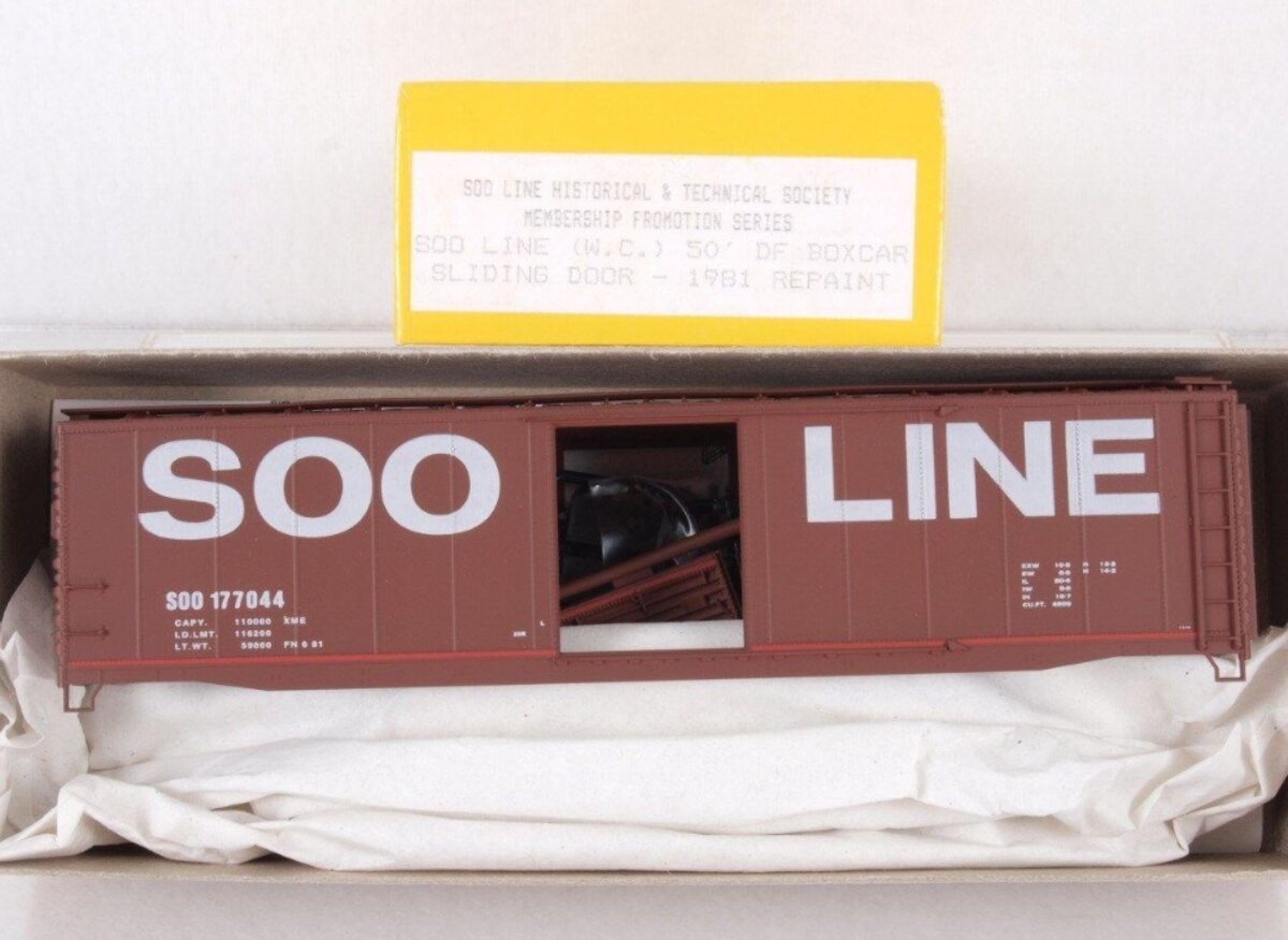 Accurail 1981 HO SOO Line Repaint 50'''' Sliding Door Boxcar Kit