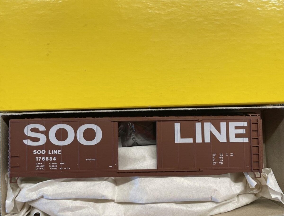 Accurail 1973 HO Soo Line 1980''''s Repaint Scheme Plug Door 50'''' Boxcar Kit