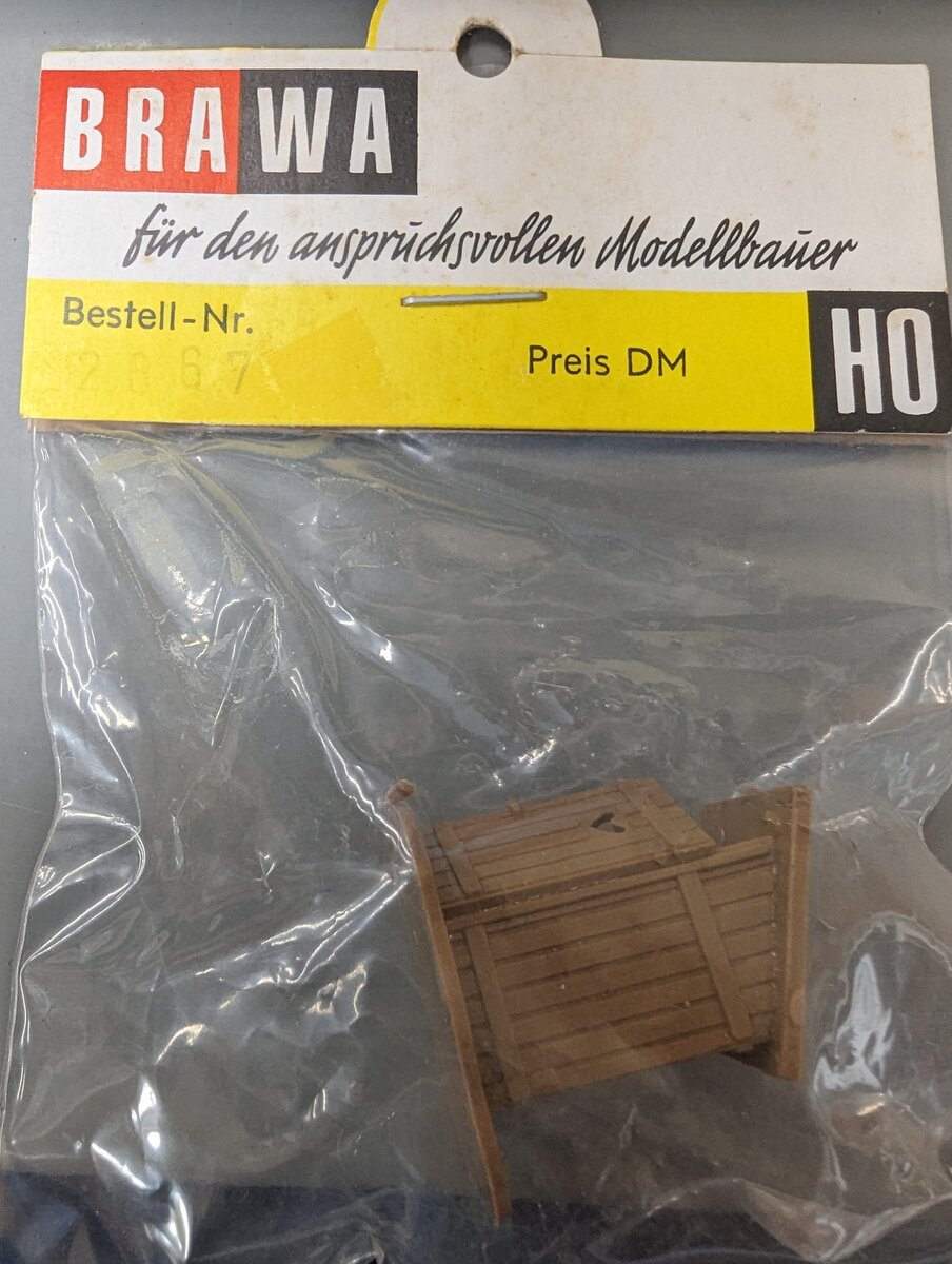 Brawa 2667 HO Plastic Outhouse For Layout