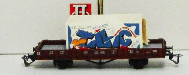 Tillig 15529 1:120 TT Scale Plastic Flat Car /Piece of Wall
