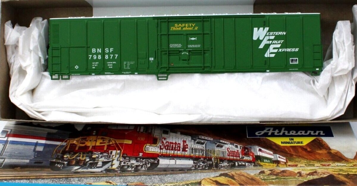 Athearn 5473 HO BNSF/WFE Green 57 '''' Reefer Road # 798877 Kit