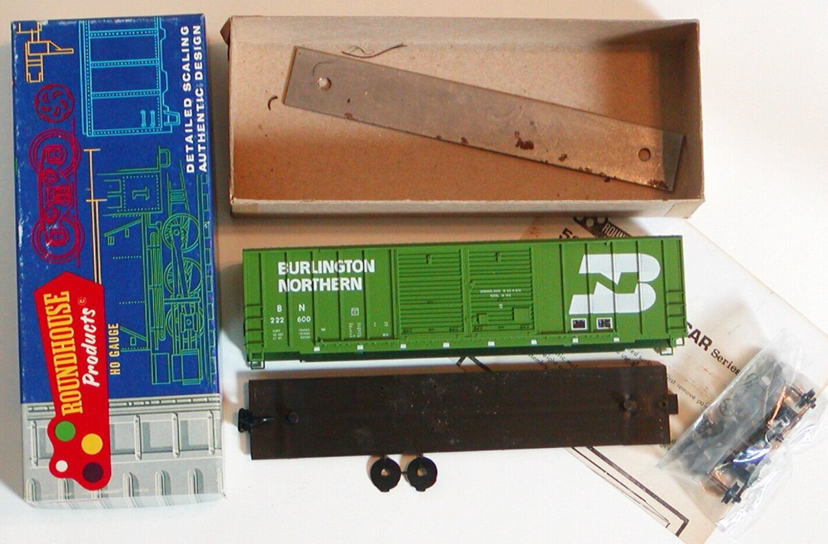 Roundhouse 1994 HO Burlington 50'''' Double Door Boxcar Kit