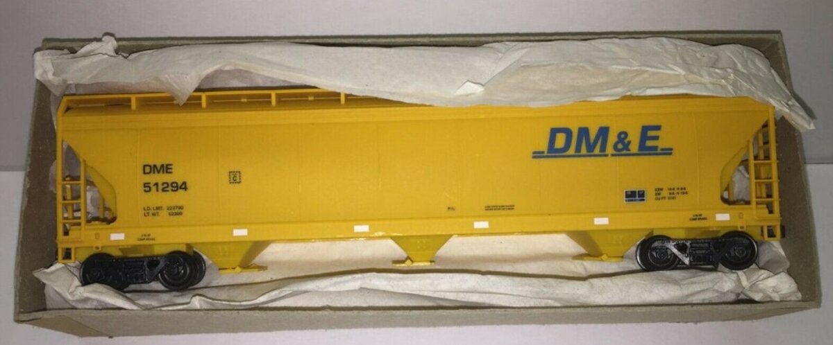 Accurail 1556 HO Dakota Minnesota & Eastern ACF 3-Bay Hopper Kit