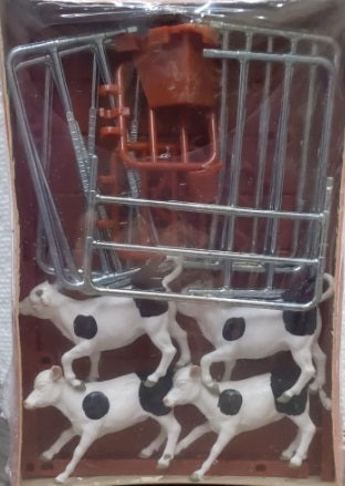 Britains 1979 White & Black 4-Cows With Corral