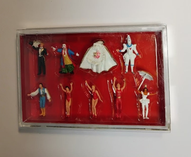 Preiser 20254 HO Red- Circus Performers Figures (Pack of 8)