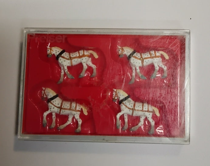 Preiser 30153-W HO White Harnessed Circus Horses