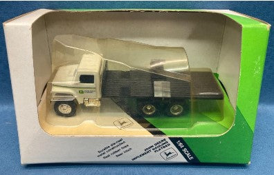 Ertl 5542 1:64 John Deere Implement Hauling Flatbed Truck