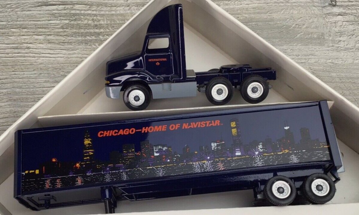 Winross 84-6 1:64 Chicago "Home of Navistar" Tractor Trailer