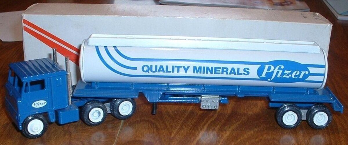 Winross 20-4 1:64 Pfizer Quality Mineral Tanker Tractor Trailer